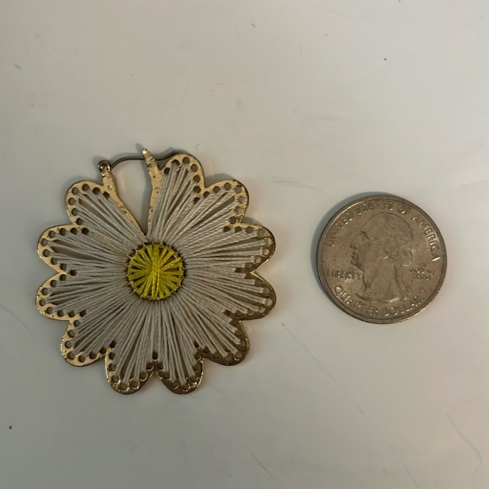 Dangling earrings floral daisy shape white yellow retro boho hippo 70’s 80’s Y2K - Picture 10 of 11